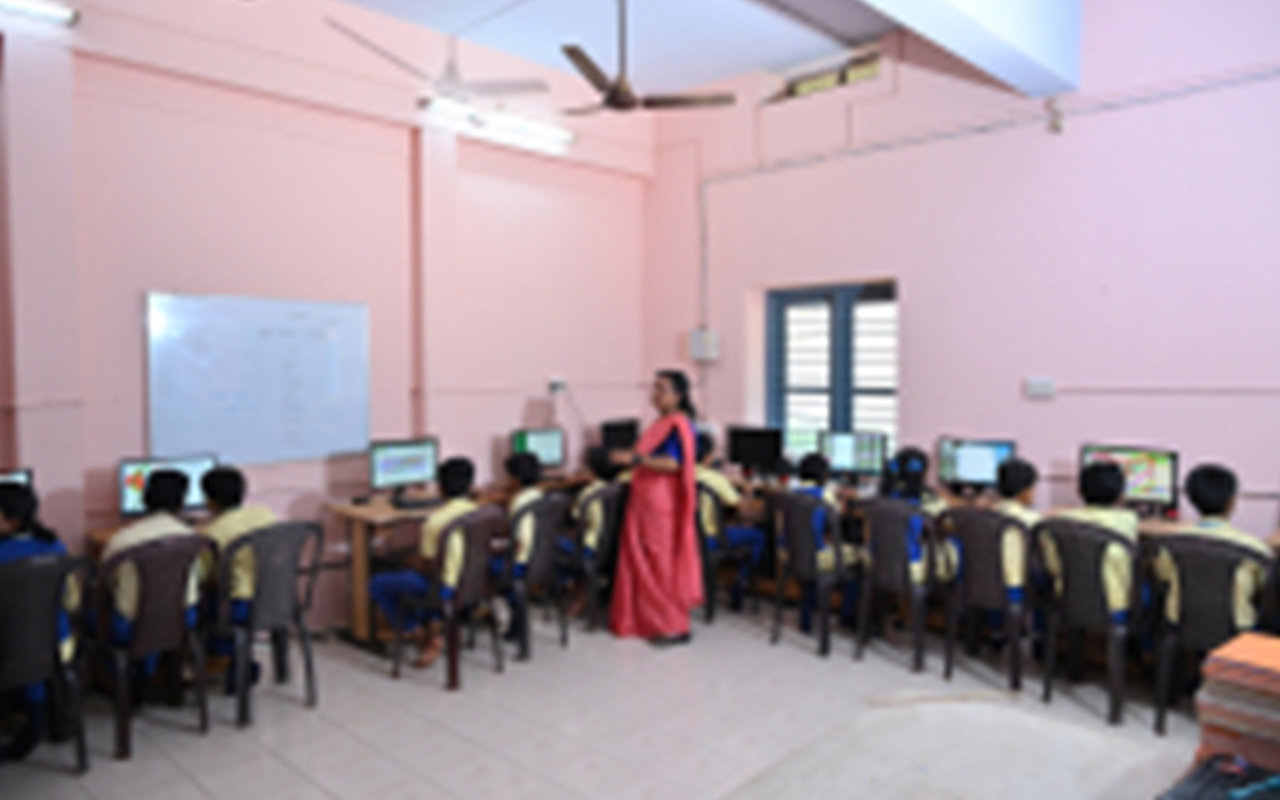 Computer Lab  -  Facilities of Vyasa Vidya Bhavan, a CBSE school in Vyasagiri, Machel, Thiruvananthapuram.